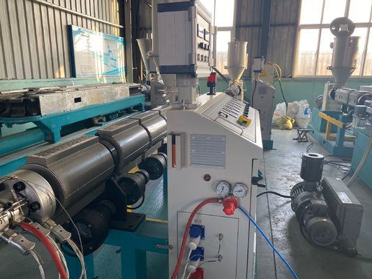 기계에게 원뿔 쌍둥이 나사 압출기를 만드는 180-250kg/Hr PVC 관