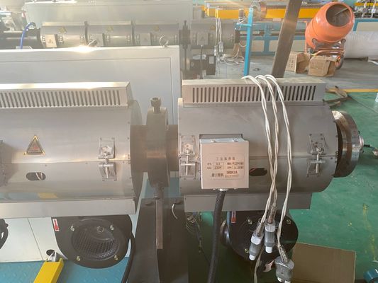 기계에게 원뿔 쌍둥이 나사 압출기를 만드는 180-250kg/Hr PVC 관